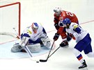Norský hokejista Anders Bastiansen se snaí prosadit proti Jiní Koreji.