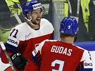 etí hokejisté Tomá Hyka a Radko Gudas oslavujígól do sít Rakouska