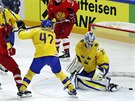 védský branká Anders Nilsson inkasuje v utkání s Ruskem.