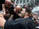 Fanouci objímají legendu Juventusu Gianluigiho Buffona ped zápasem s Veronou.