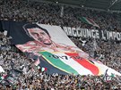 Příznivci Juventusu děkují Gianluigimu Buffonovi za létá věrné služby.