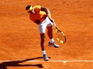 panl Rafael Nadal vysílá dlový servis na Novaka Djokovie v semifinále...