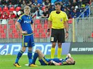Fotbalista Jihlavy zstává po stetu s protihráem z Brna leet na trávníku.