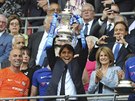 Trenér Chelsea Antonio Conte zvedá nad hlavu trofej pro vítěze Anglického...