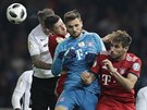 Branká Bayernu Sven Ulreich (v modrém) vyrazil ve finále Nmeckého poháru...