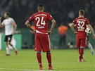 Fotbalisté Bayernu (v erveném) tce nesou inkasovanou branku ve finále...