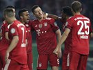 Fotbalisté Bayernu slaví gól ve finále Nmeckého poháru proti Frankfurtu.