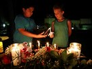 Studenti texaské stední koly v Santa Fe zapalují svíky na památku obtí...