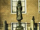 Socha Anne Frankové ped domem, ve kterém se s rodinou skrývala.