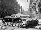 Zniený nmecký tank v Paíské ulici v centru Prahy. (kvten 1945)