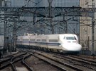 Vysokorychlostní vlak Šinkanzen přijíždí na nádraží v Tokiu. (duben 2016)