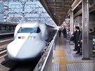 Vysokorychlostní vlak Šinkanzen JR-700 Nozomi na nádraží v japonském Šizuoce...