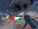 NEPOKOJE NA HRANICI. Palestinští demonstranti v Pásmu Gazy spěchají do úkrytu...