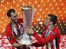 Diego Godín (vlevo) a Antoine Griezmann (vpravo) se zlatými medailemi a trofejí...