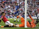 Alexis Sánchez z Manchesteru United v pádu dostal míč za brankáře Chelsea...