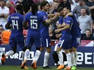 Fotbalisté Chelsea se radují z gólu ve finále Anglického poháru proti...