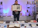 Ředitel muzea Petr Hamrozi ukazuje sedmikilogramový exponát, k vidění však jsou...