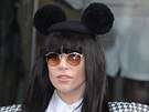 Lady Gaga s legendární elenkou v podob Mickey Mouse uí.
