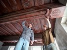 Duan Vetát s otcem Václavem restaurují historický devný strop, který...