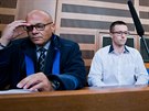 Luká Neesaný (vpravo) ped dalím jednáním u Krajského soud v Hradci Králové...