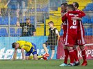 Olomoutí fotbalisté se radují z gólu do sít Zlína.