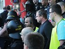 Protestující fanouky Plzn musel po zápase uklidovat trenér Pavel Vrba.