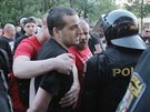 Proti protestujícím fanoukm Plzn museli zakroit tkoodnci.