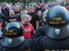 Proti protestujícím fanoukm Plzn museli zasahovat tkoodnci.
