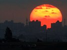 Východ slunce nad Pásmem Gaza, foceno z izraelské strany hranice (15. kvtna...