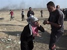 Palestinka reaguje na slzný plyn, který vypustily izraelské jednotky (15....