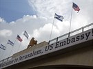 Označení na mostě, který vede k americkému velvyslanectví. (13. květen 2018)