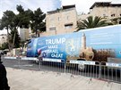 Autobus zdobený izraelskými a americkými vlajkami oslavující pesunutí...