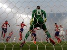 Slovinský gólman Jan Oblak z Atlétika Madrid se pipravuje k zásahu ve finále...