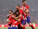 Fotbalisté Atletika Madrid se radují z gólu ve finále Evropské ligy proti...