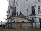 Dělníci už začali stavět lešení kolem kostela na Zelené hoře. Celý jeho plášť...