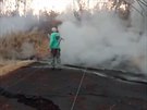 Sopka Kilauea vyvrhuje velké kameny, zem praská