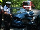 Pi dopravn nehod v ulici K Lesku se eln stetla dv osobn auta. Dva lid...