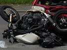 Motorkáře odvezli po nehodě s autem v ulici Vrbová záchranáři do motolské...