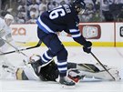 Blake Wheeler z Winnipegu se snaí obehrát brankáe Marca-Andreho Fleuryho z...