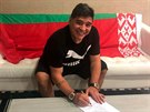 Diego Maradona podepisuje smlouvu s bloruským Brestem.