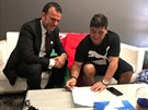 Diego Maradona (vpravo) podepisuje smlouvu s bloruským Brestem.
