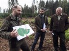 Zastupuj�c� �editel lesn�ho a vodn�ho hospod��stv� Les� �R Ji�� Groda ukazuje...