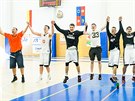 Královéhradetí basketbalisté oslavují postup do nejvyí soute.