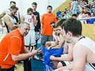 Lubomír Peterka (vlevo dole) usmruje basketbalisty Hradce Králové bhem time...