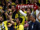 Turetí fandové se radují z postupu Fenerbahce Istanbul do finále Euroligy.
