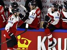 Rakouský hokejista Konstatin Komisarek (číslo 67) slaví gól proti Bělorusku se...