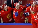 Ruský hokejista Nikita Zajcev (íslo 22) slaví gól proti Kanad. Gratuluje mu i...