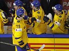 védský útoník Filip Forsberg (íslo 79) slaví svj gól proti Lotysku.