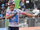 Ekvádorský cyklista Richard Carapaz slaví triumf v 8. etap Gira.