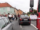 Zhruba stovka lid ve tvrtek zablokovala silnici I/56 v Dolnm Beneov.